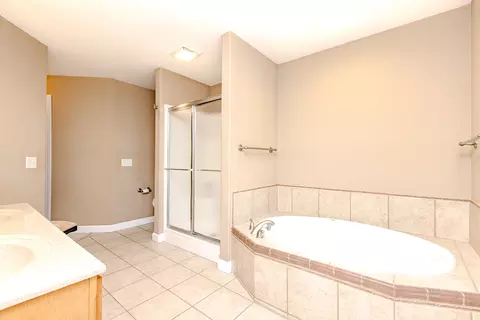 Bath - 2334 Cascade Ct, Normal, IL 61761 photo 3 of 7