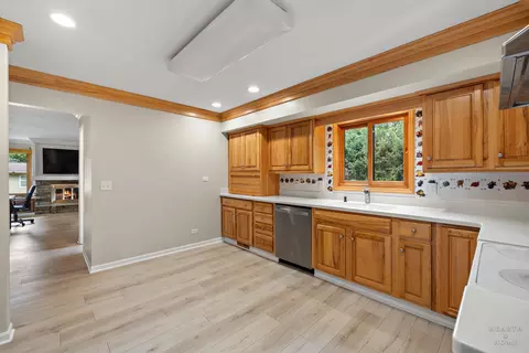 Kitchen - 847 Hemlock Dr, Sleepy Hollow, IL 60118 photo 1 of 5