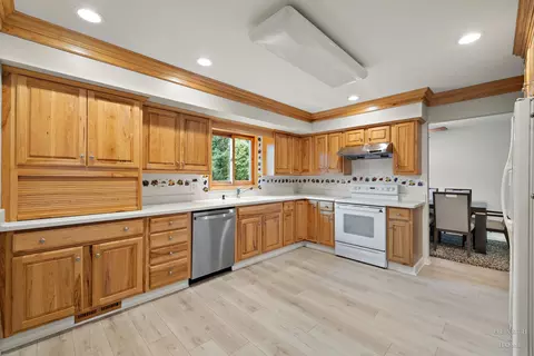 Kitchen - 847 Hemlock Dr, Sleepy Hollow, IL 60118 photo 2 of 5