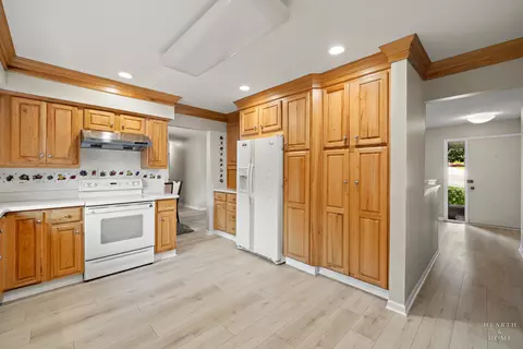 Kitchen - 847 Hemlock Dr, Sleepy Hollow, IL 60118 photo 4 of 5