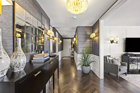 Entry Way - Undisclosed, Chicago, IL 60614 photo 3 of 4