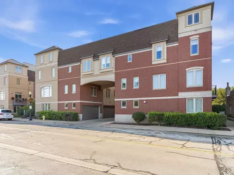 922 Warren Ave #105, Downers Grove, IL 60515