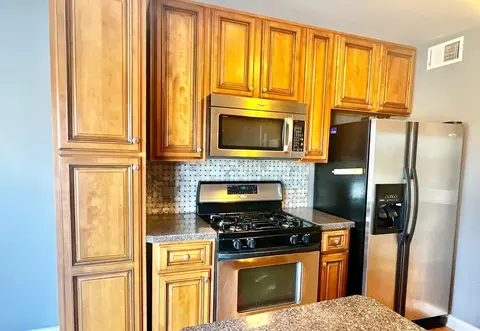 Kitchen - 575 Greystone Ln #A2, Wheeling, IL 60090 photo 3 of 4