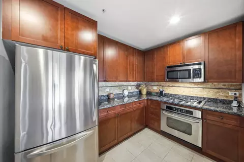 Kitchen - 255 E Liberty Dr #305-2, Wheaton, IL 60187 photo 2 of 3