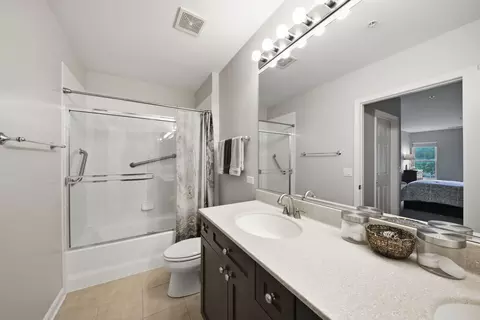 Bath - 255 E Liberty Dr #305-2, Wheaton, IL 60187 photo 1 of 3