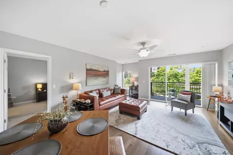 Living - 255 E Liberty Dr #305-2, Wheaton, IL 60187 photo 2 of 3