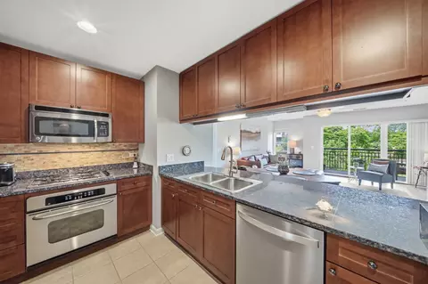 Kitchen - 255 E Liberty Dr #305-2, Wheaton, IL 60187 photo 3 of 3