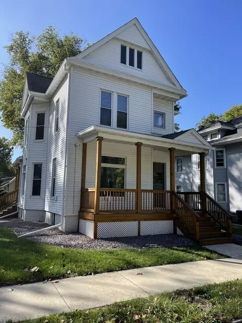 Exterior - 511 Douglas St, Bloomington, IL 61701 photo 7 of 9