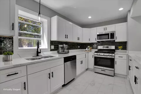 Kitchen - 735 E 105th St, Chicago, IL 60628 photo 3 of 6
