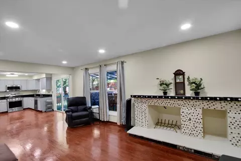 Living - 628 Primrose Ln, Schaumburg, IL 60194 photo 3 of 3