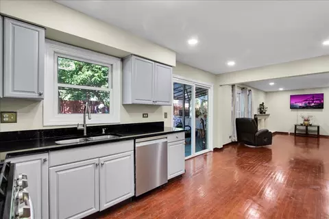 Kitchen - 628 Primrose Ln, Schaumburg, IL 60194 photo 2 of 2