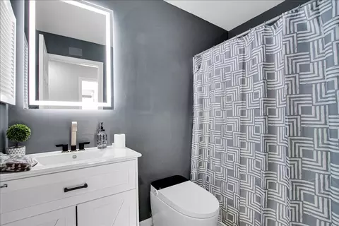 Bath - 628 Primrose Ln, Schaumburg, IL 60194 photo 3 of 3