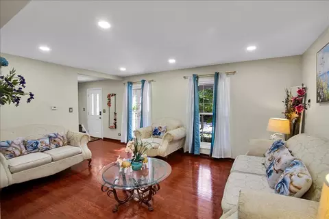 Living - 628 Primrose Ln, Schaumburg, IL 60194 photo 2 of 3