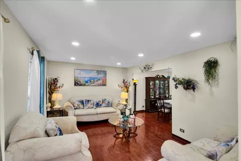 Living - 628 Primrose Ln, Schaumburg, IL 60194 photo 1 of 3