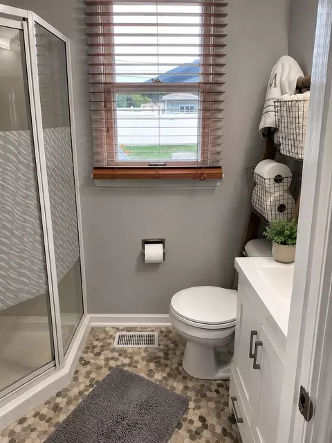 Bath - 431 S Jean St, Peotone, IL 60468 photo 3 of 4