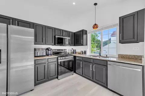 Kitchen - 235 Aberdeen Dr, Algonquin, IL 60102 photo 4 of 4