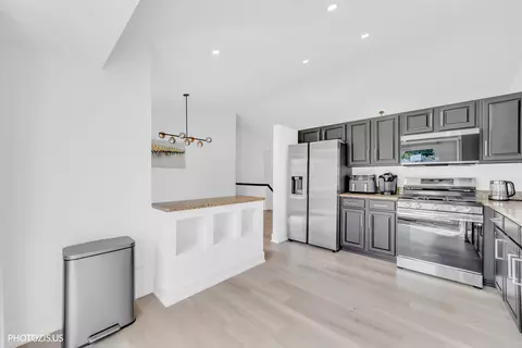 Kitchen - 235 Aberdeen Dr, Algonquin, IL 60102 photo 3 of 4