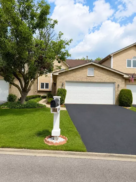 7702 Northfield Ln, Tinley Park, IL 60487