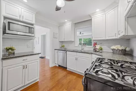 Kitchen - 32 W183 Glos St, Wayne, IL 60184 photo 2 of 2