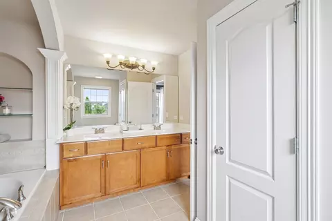 Bath - 25323 Wilson Ct, Plainfield, IL 60586 photo 2 of 7