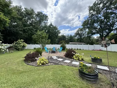 Exterior - 204 W Parrish Ave, Benton, IL 62812 photo 7 of 12