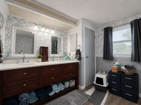 Bath - 204 W Parrish Ave, Benton, IL 62812 photo 3 of 4