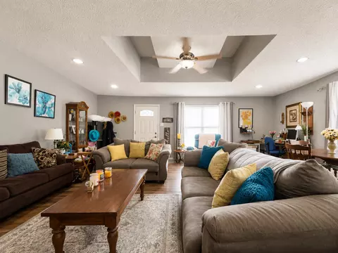 Living - 204 W Parrish Ave, Benton, IL 62812 photo 2 of 3