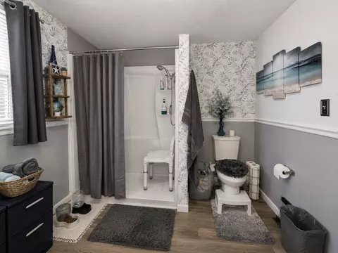 Bath - 204 W Parrish Ave, Benton, IL 62812 photo 4 of 4