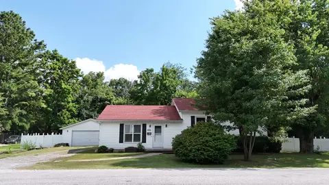 Exterior - 204 W Parrish Ave, Benton, IL 62812 photo 2 of 12