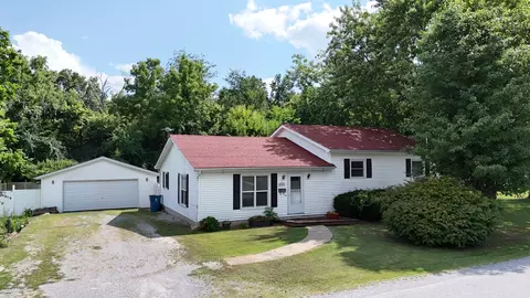 Exterior - 204 W Parrish Ave, Benton, IL 62812 photo 1 of 12