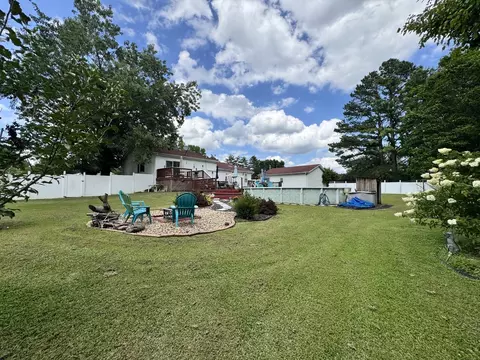 Exterior - 204 W Parrish Ave, Benton, IL 62812 photo 11 of 12