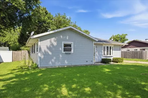 Exterior - 1329 Chippewa Dr, Ottawa, IL 61350 photo 5 of 8