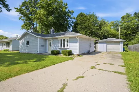 Exterior - 1329 Chippewa Dr, Ottawa, IL 61350 photo 4 of 8