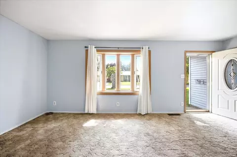 Living - 1329 Chippewa Dr, Ottawa, IL 61350 photo 4 of 4