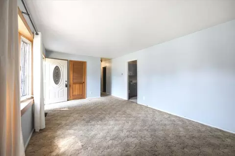Living - 1329 Chippewa Dr, Ottawa, IL 61350 photo 3 of 4