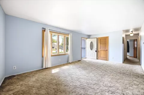 Living - 1329 Chippewa Dr, Ottawa, IL 61350 photo 2 of 4