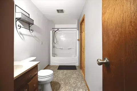 Bath - 1329 Chippewa Dr, Ottawa, IL 61350 photo 1 of 3