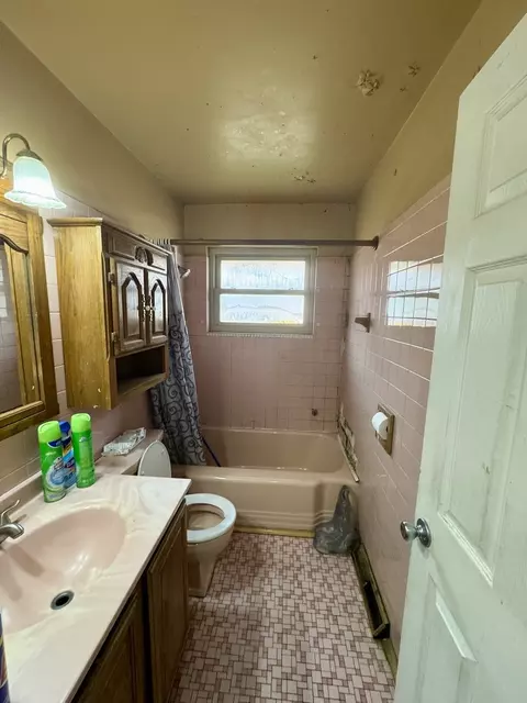 Bath - 3747 E 112th St, Chicago, IL 60617 photo 1 of 2