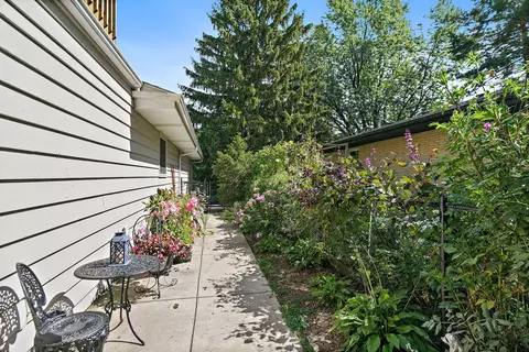 Exterior - 910 Division St, Barrington, IL 60010 photo 6 of 6