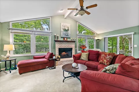 Living - 910 Division St, Barrington, IL 60010 photo 3 of 10