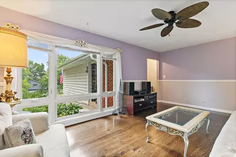 Living - 910 Division St, Barrington, IL 60010 photo 2 of 10