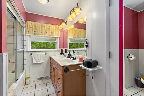 Bath - 910 Division St, Barrington, IL 60010 photo 2 of 3