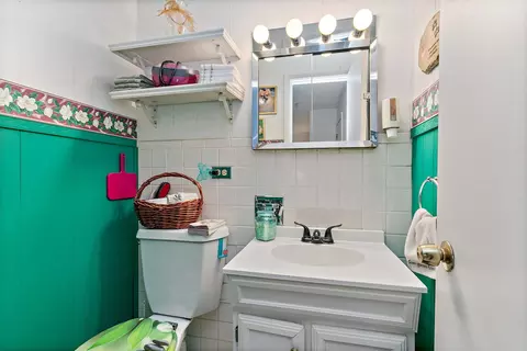 Bath - 910 Division St, Barrington, IL 60010 photo 1 of 3