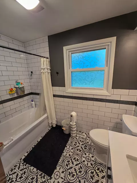 Bath - 15821 S River Rd, Plainfield, IL 60544 photo 2 of 5
