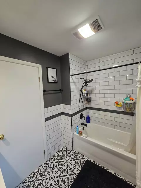 Bath - 15821 S River Rd, Plainfield, IL 60544 photo 3 of 5