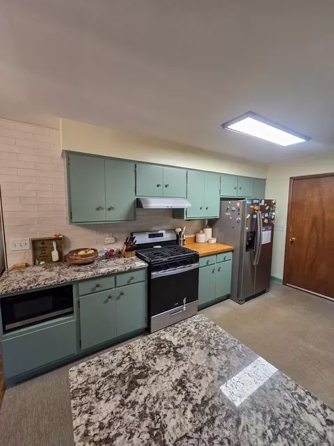 Kitchen - 15821 S River Rd, Plainfield, IL 60544 photo 3 of 6
