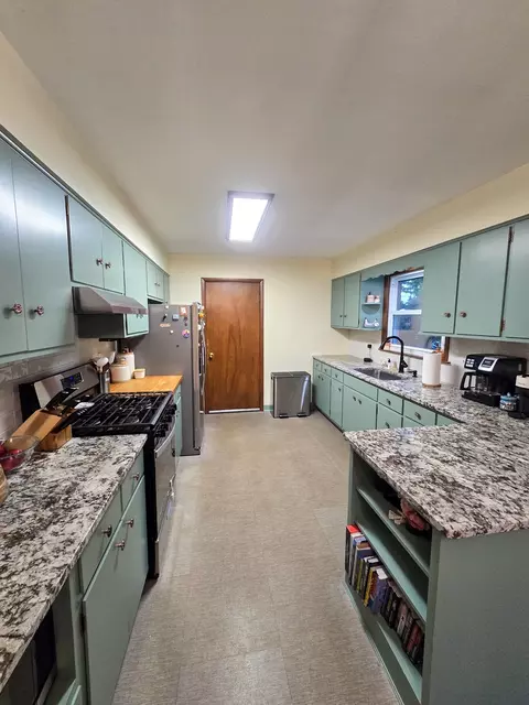 Kitchen - 15821 S River Rd, Plainfield, IL 60544 photo 2 of 6