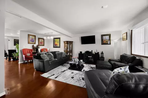 Living - 1236 Willow Ln, Gurnee, IL 60031 photo 1 of 4