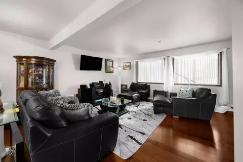 Living - 1236 Willow Ln, Gurnee, IL 60031 photo 3 of 4