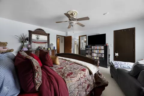 Bedroom - 1236 Willow Ln, Gurnee, IL 60031 photo 3 of 5